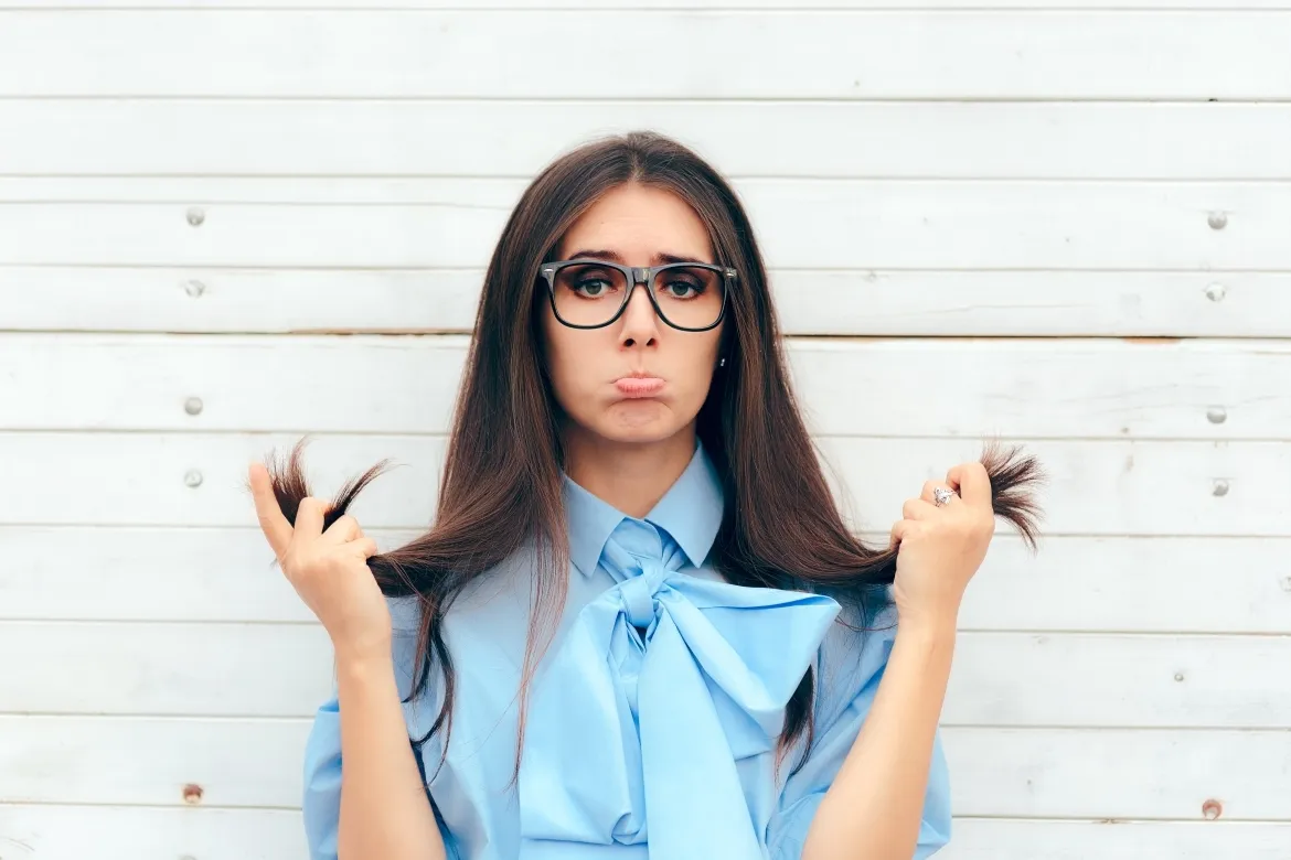 Frau mit Brille und langen braunen Haaren