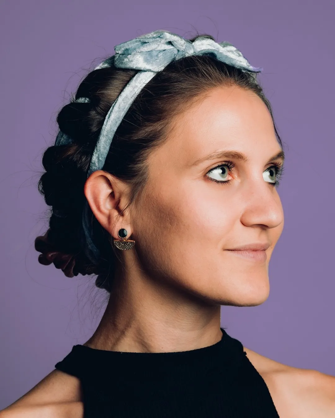 Brünette mit Lockenband Mode