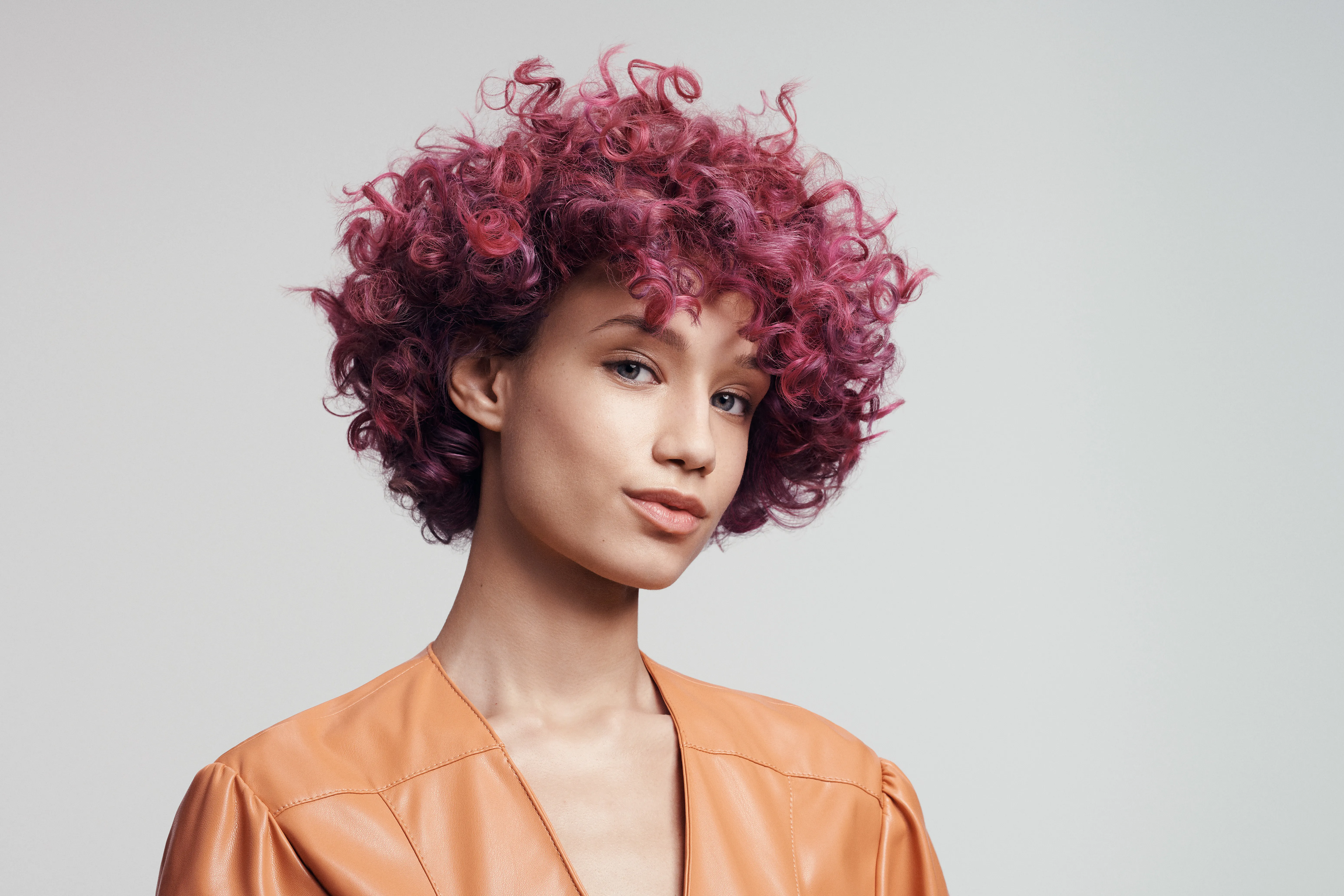 Frau mit kurzen lila gefärbten Haaren