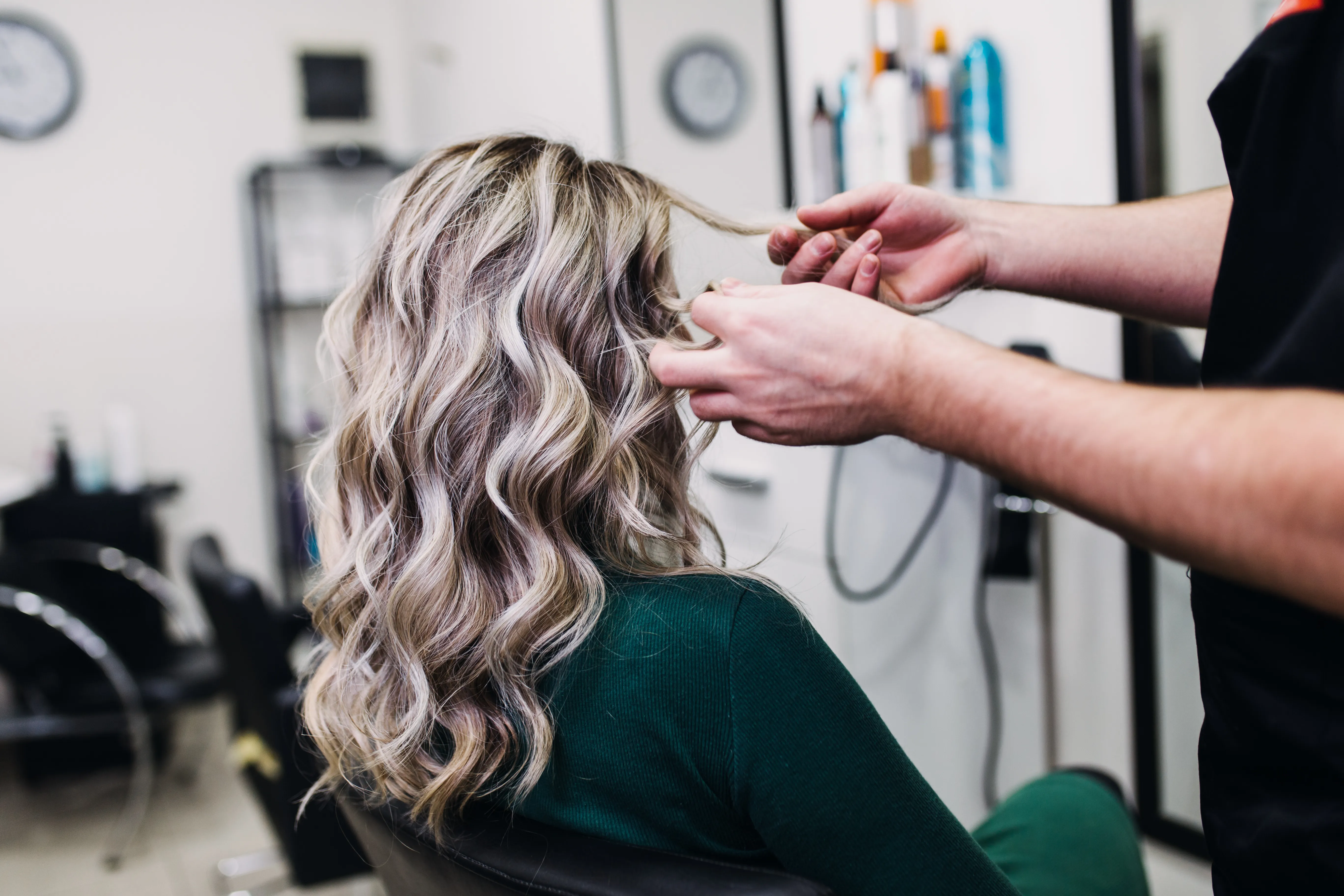 Blondine mit Hair Frosting beim Firseur