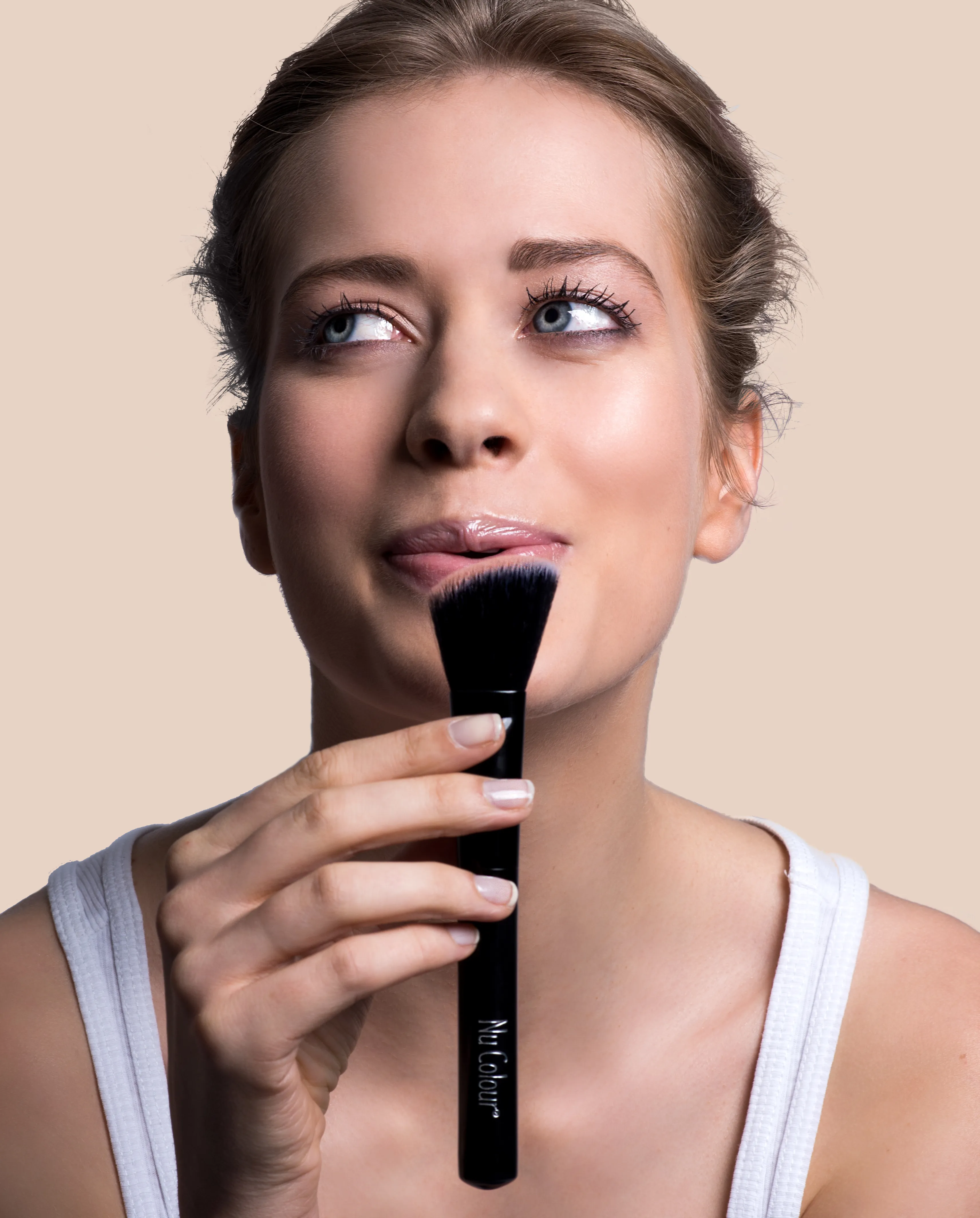 Frau mit Maka-Up Pinsel