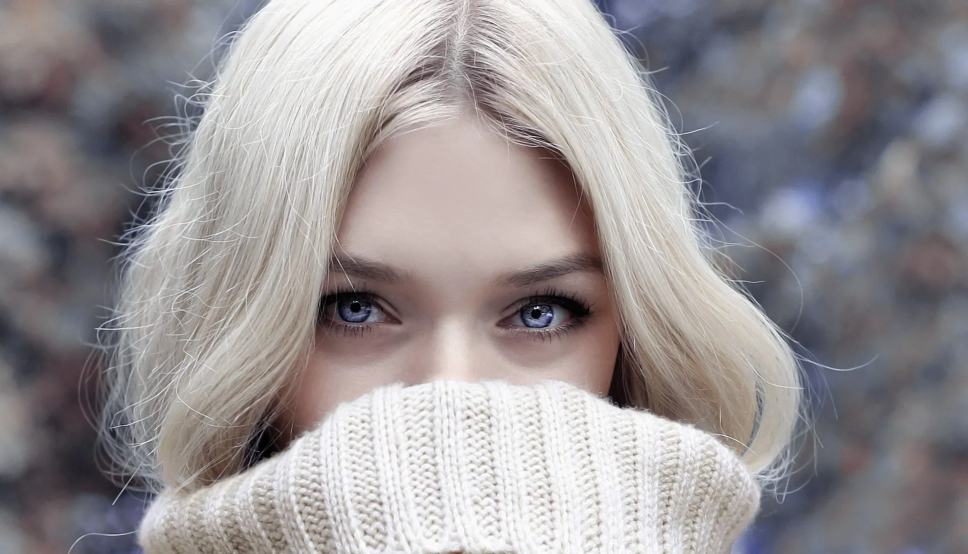 Blonde Frau mit Rollkragen Pullover