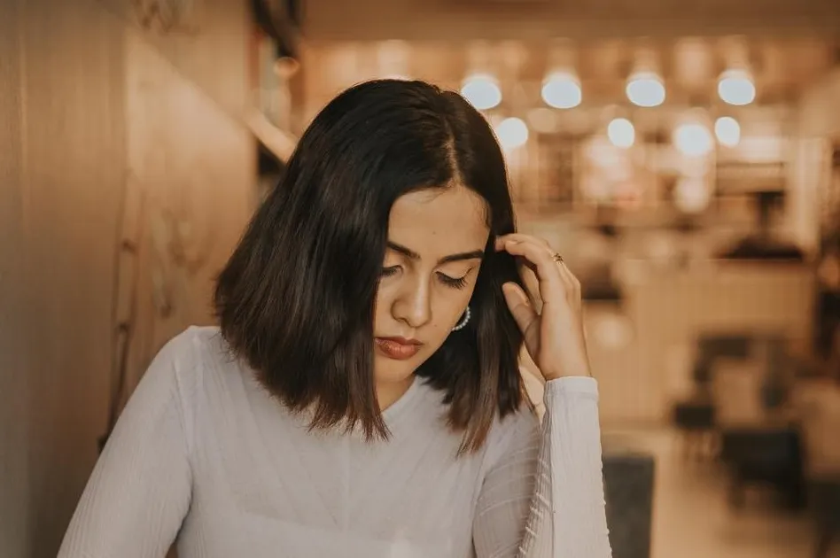 Frau mit dunkelbraunem Bob