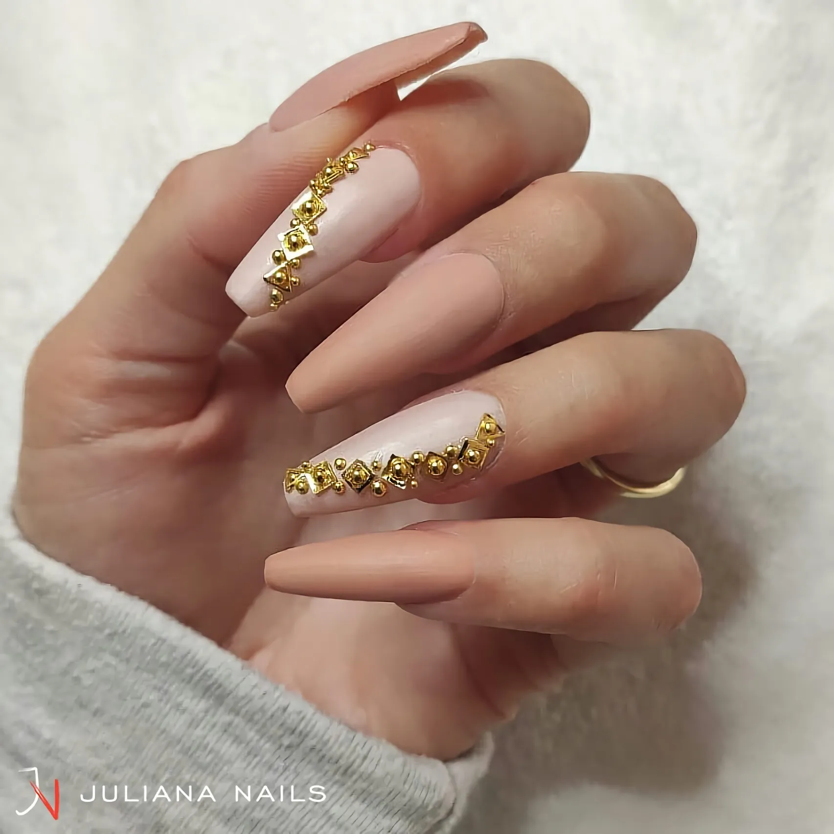 Gelnägel Ballerina Nude mit Gold Elementen