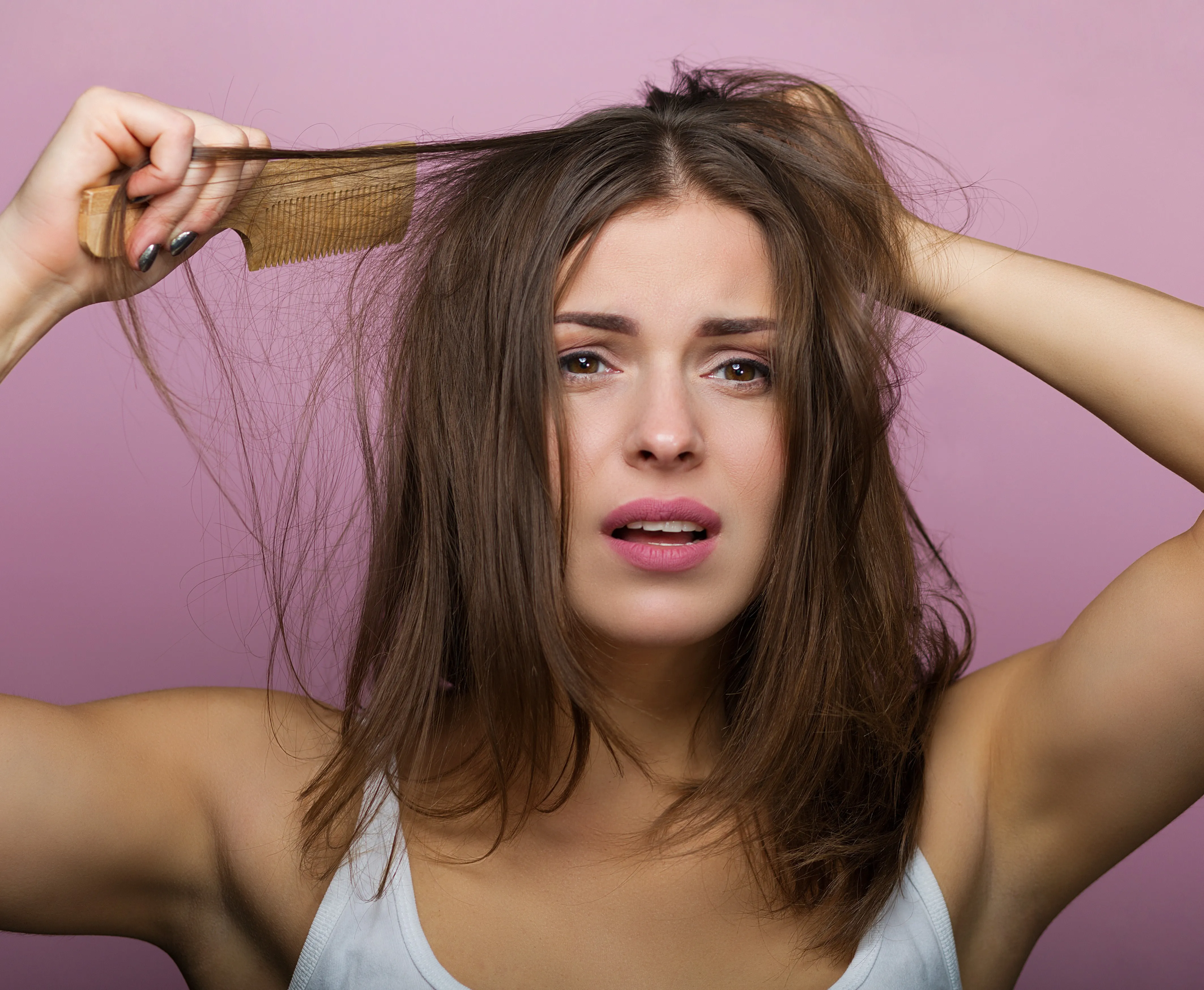 Frau kämmt verfilzte lange Haare