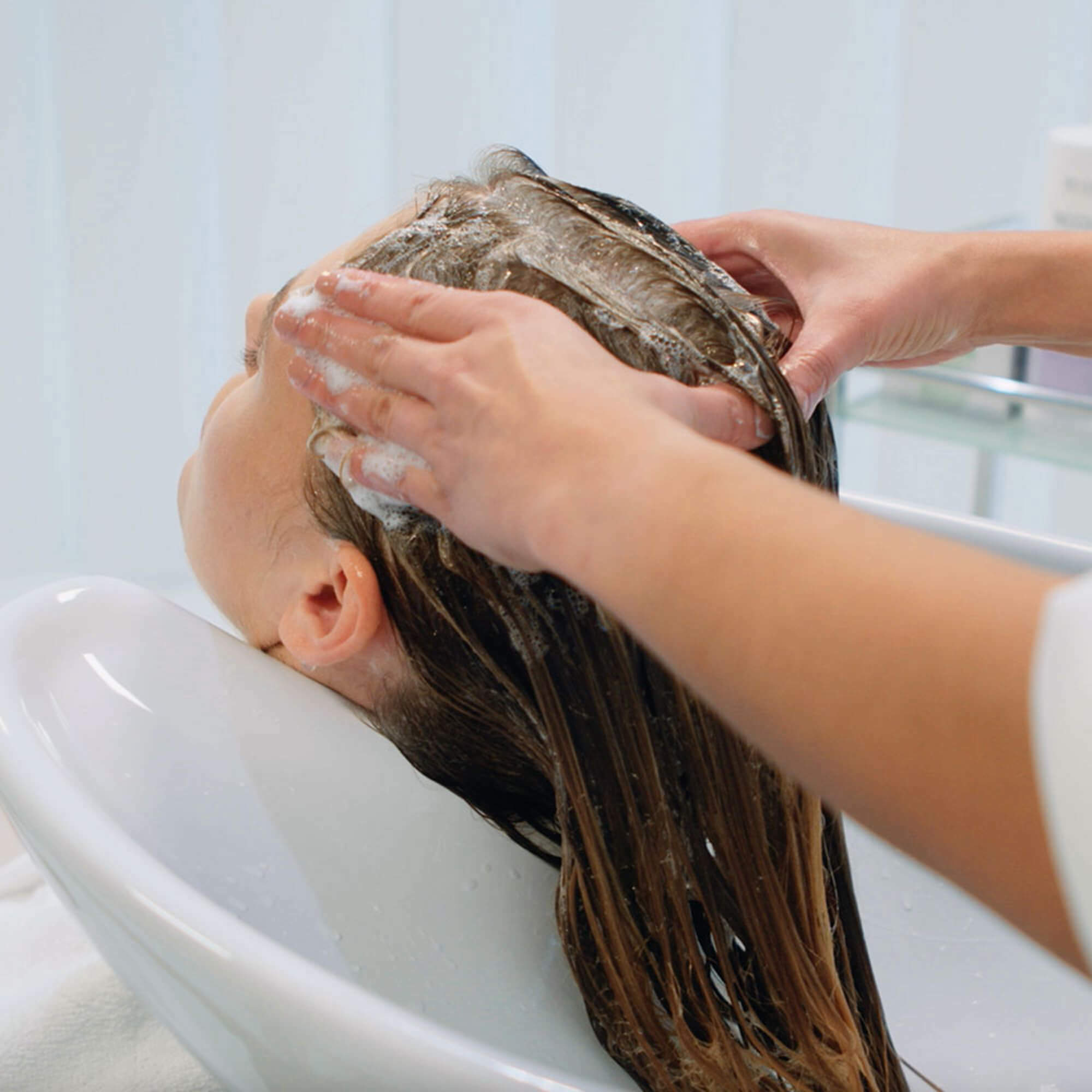 Frau werden die Haare gewaschen
