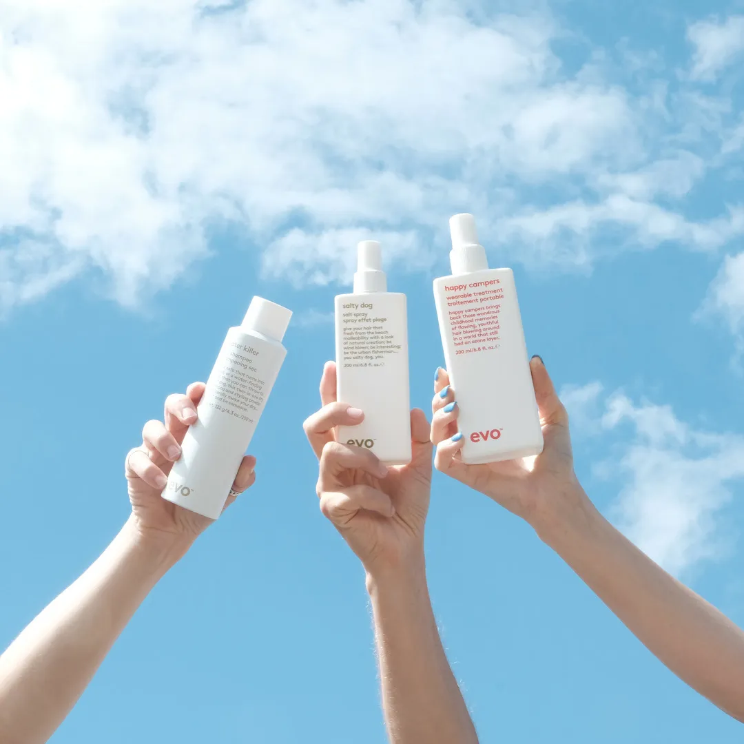 3 Hände die evo Produkte in die Luft halten