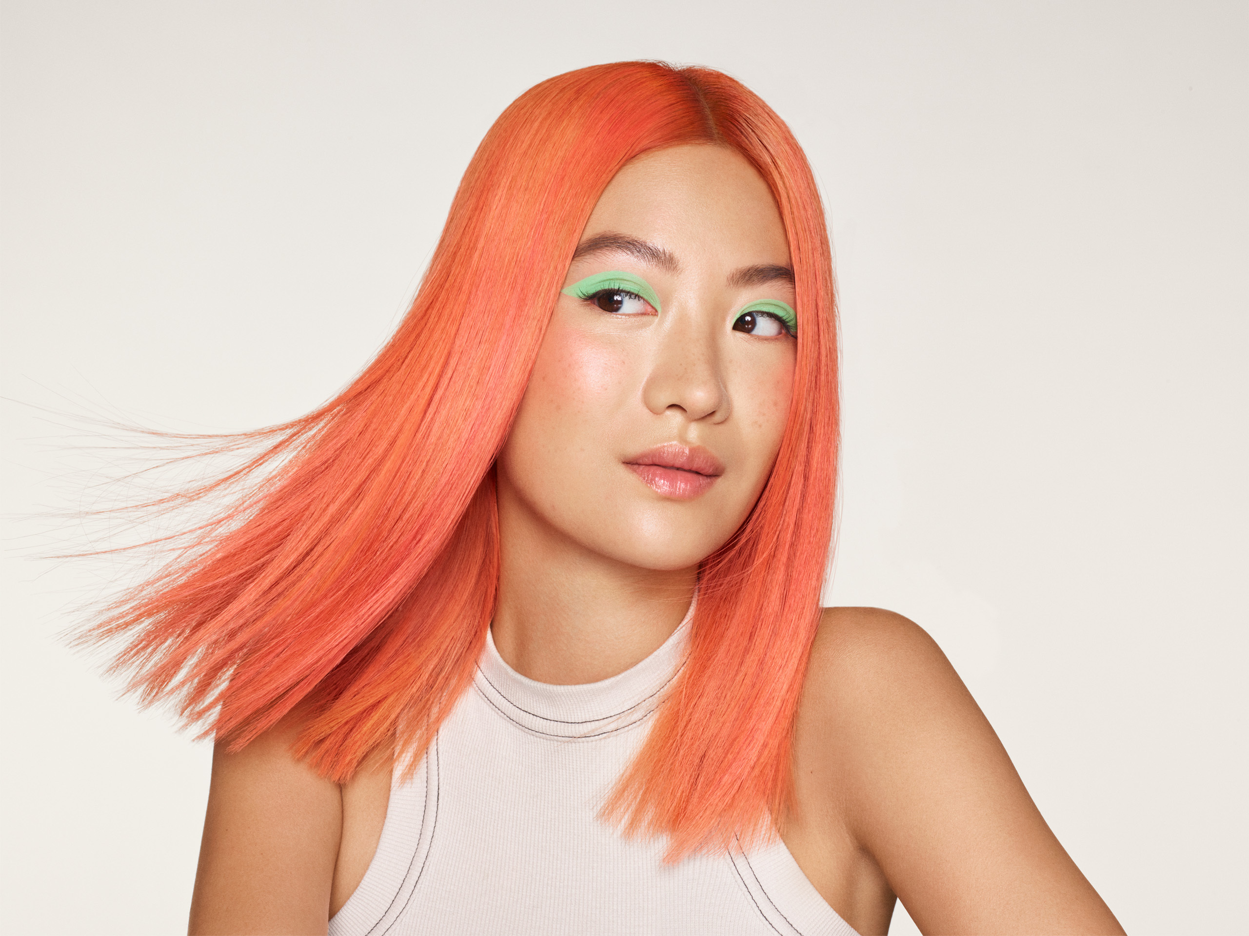 Frau mit orangen Haaren und grünem Augen Makeup
