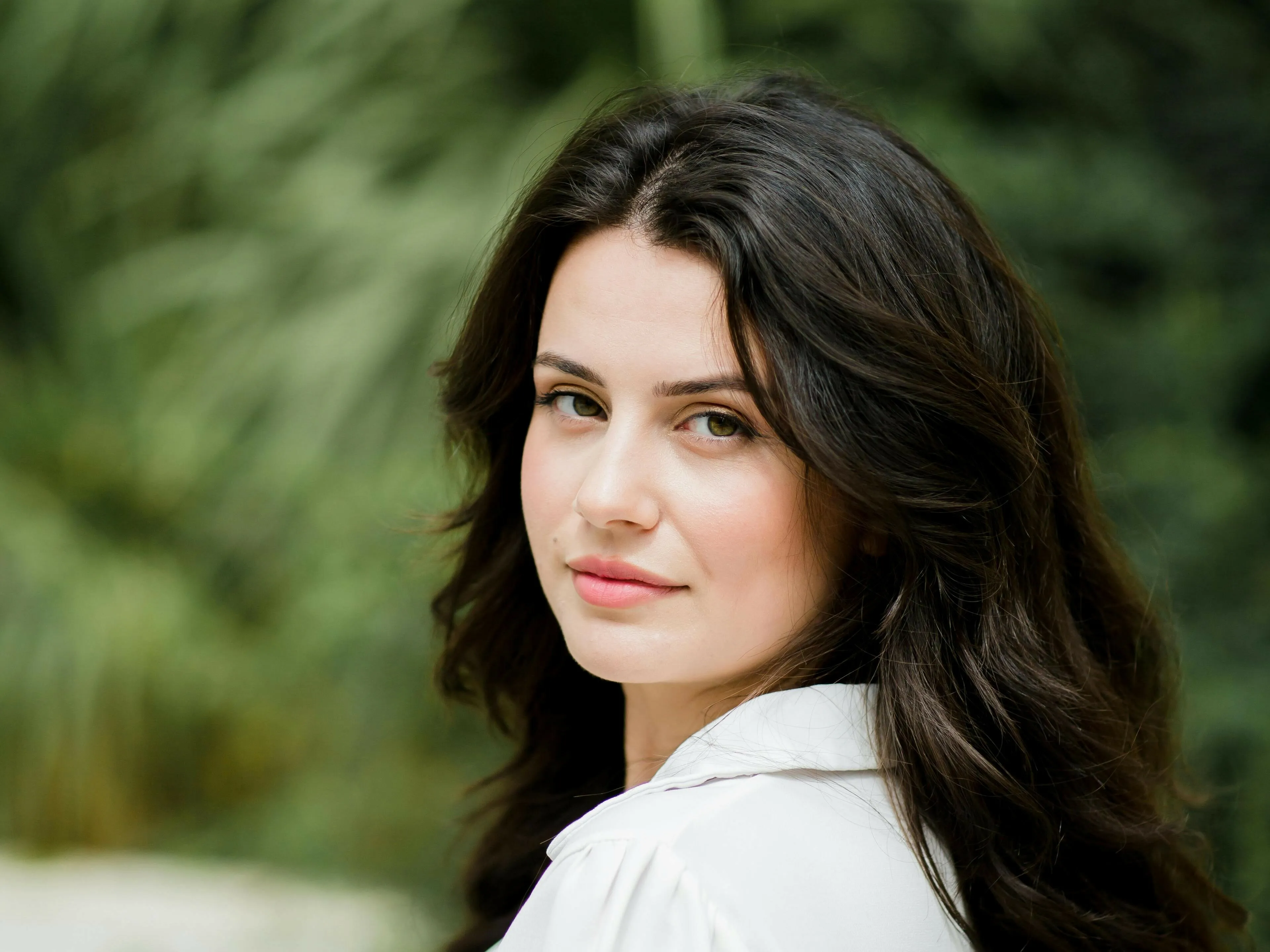 Frau mit dichten braunen Haaren