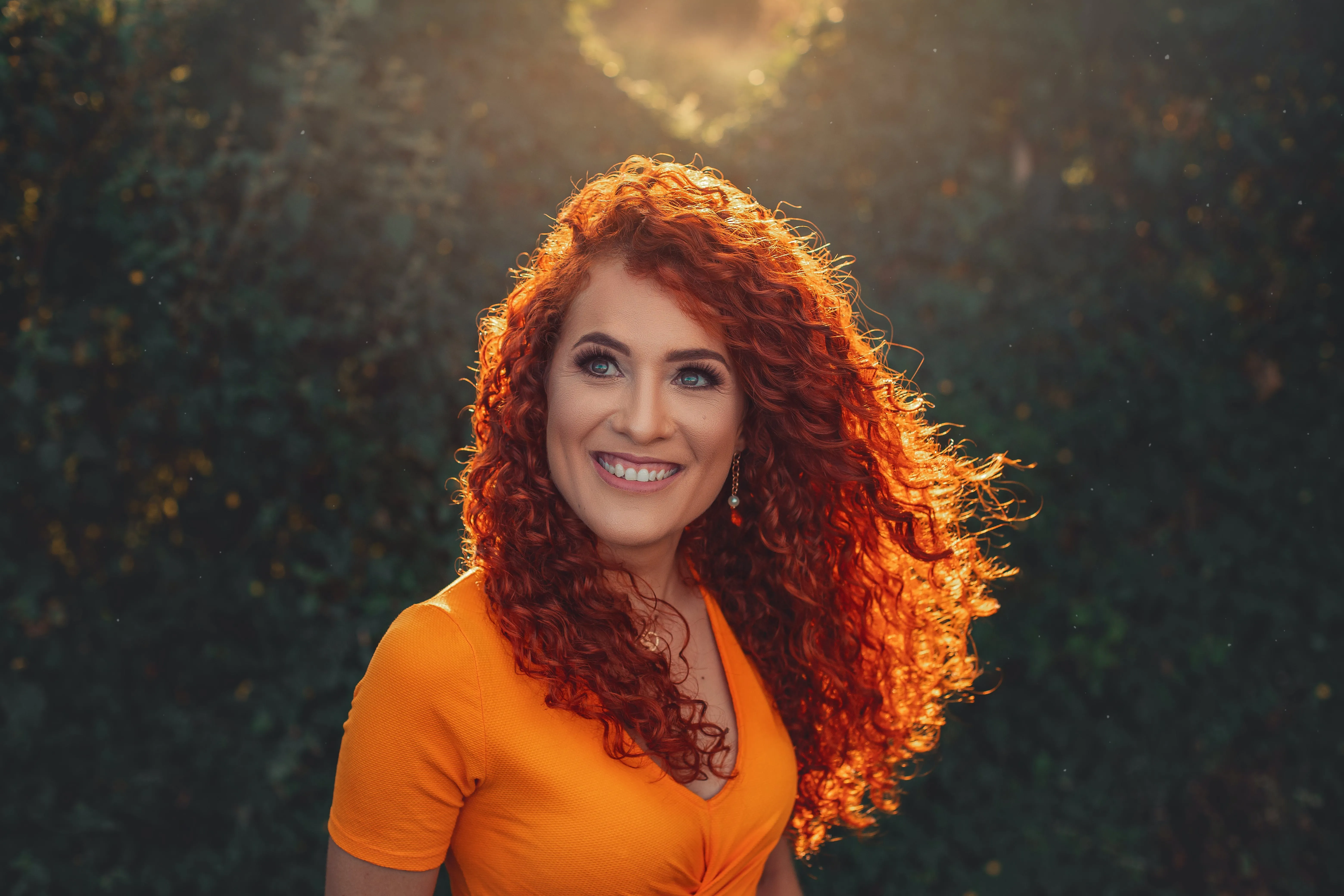 Frau mit langen roten lockigen Haaren und Butterfly Cut