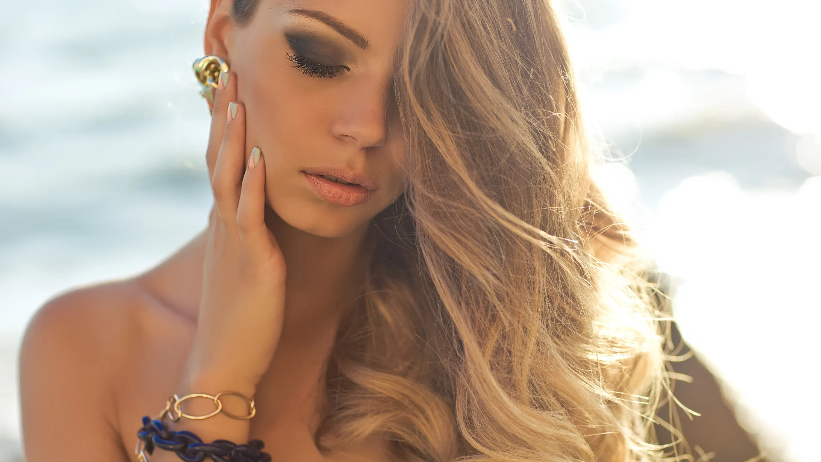 Blonde Frau am Strand mit wasserfestem Make-Up