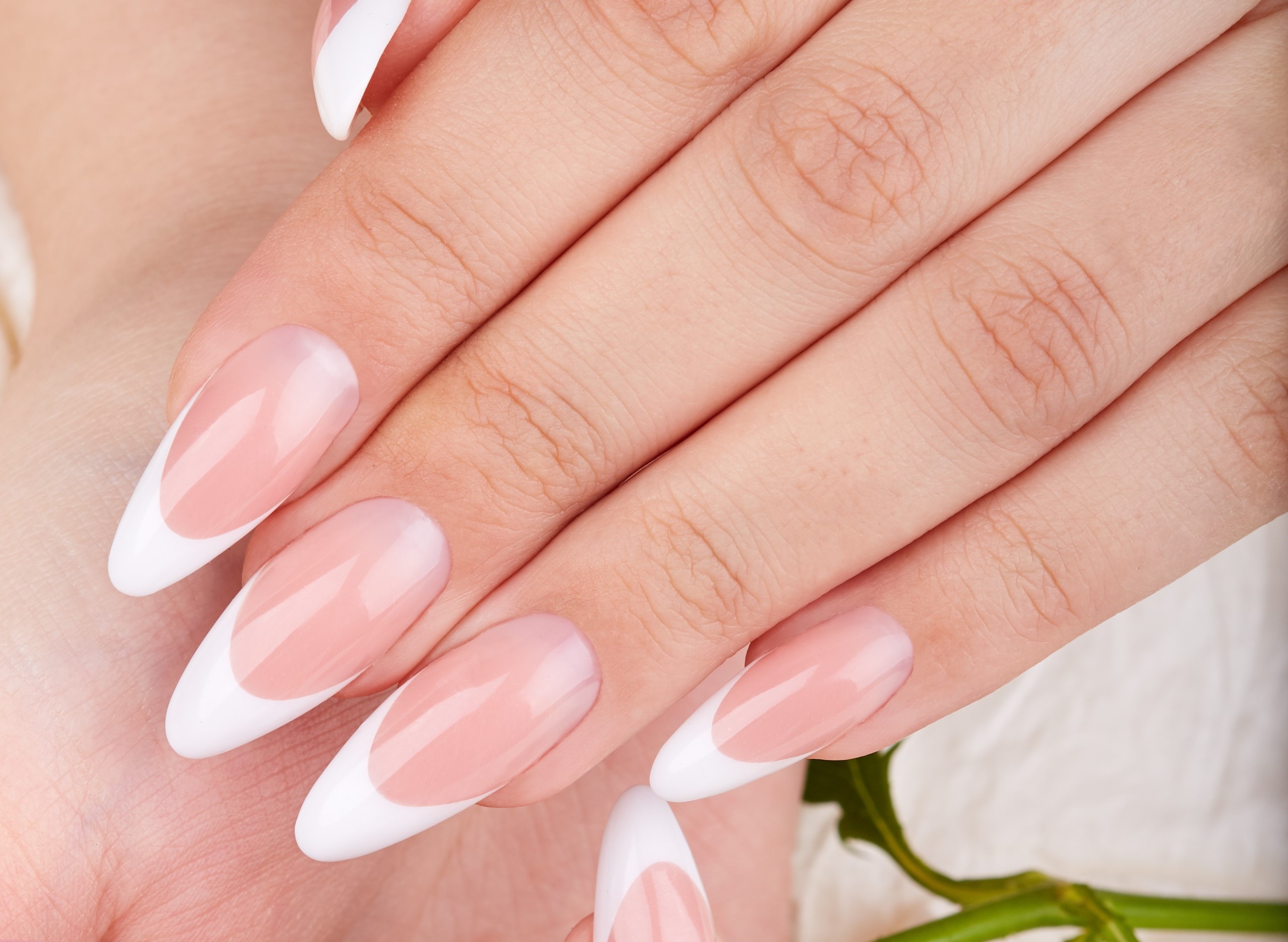 French Nails mit langen spitz gefeilten Nägeln