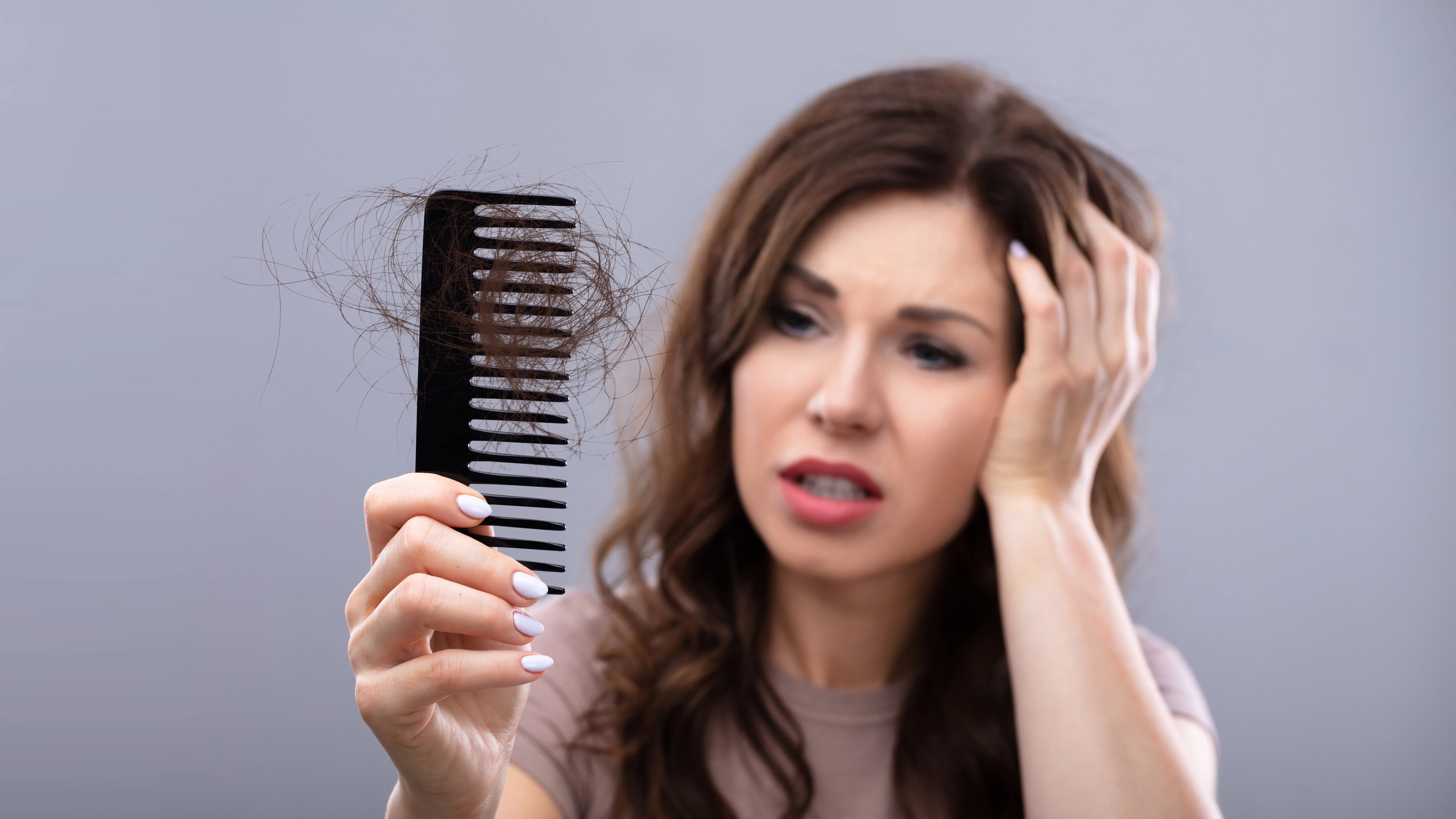 Frau mit Kamm voller Haare