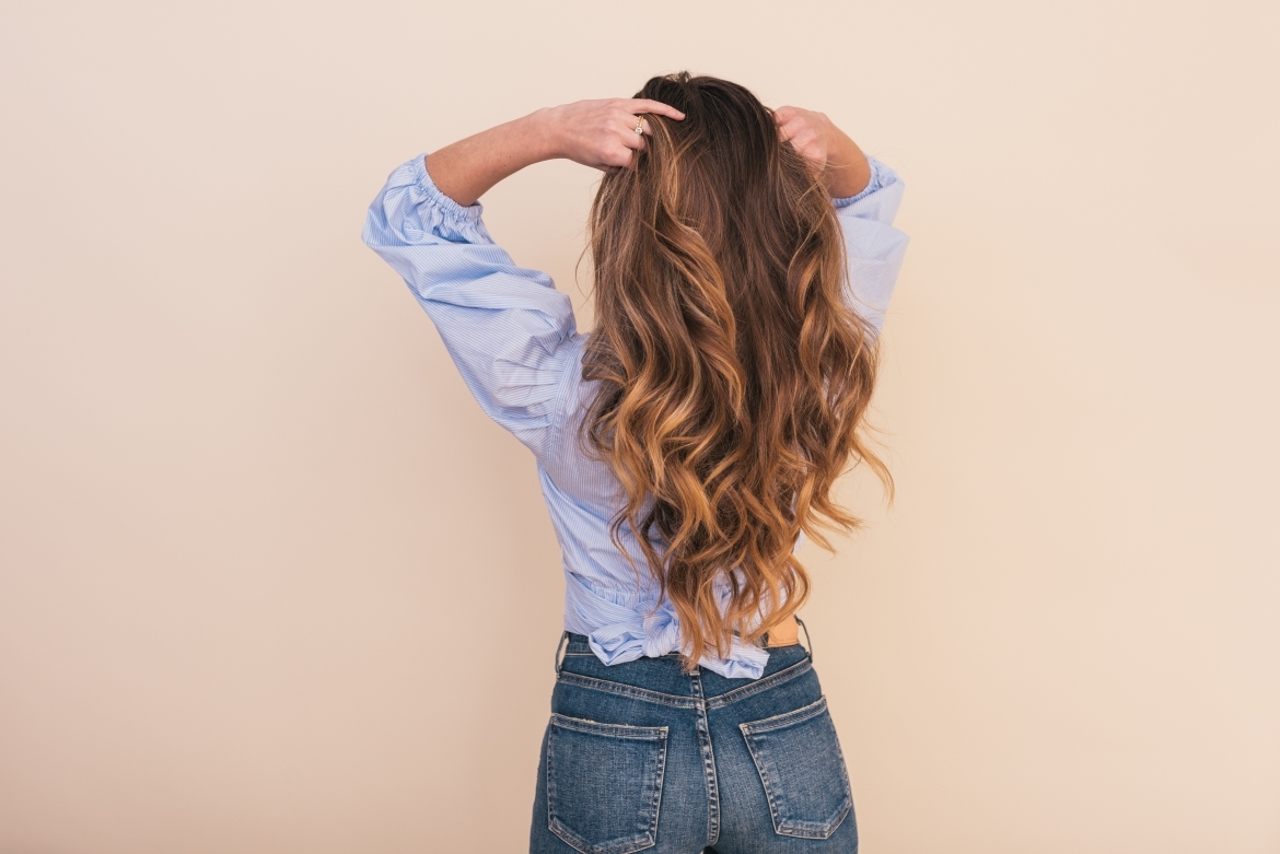 Frau mit langen braunen Haaren