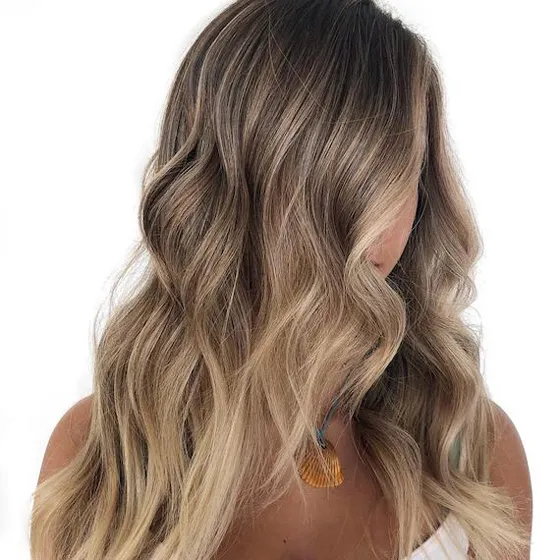 Frau mit Beach Waves in kühlem Bronde